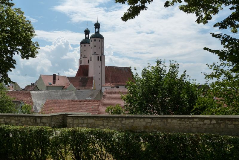 Stadtmauer und Stadtpfarrkirche in Wemding.JPG